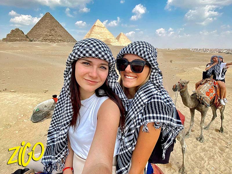 2 filles devant la pyramide