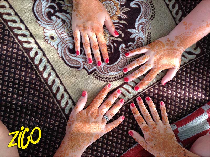 mains de jeunes filles avec du henné