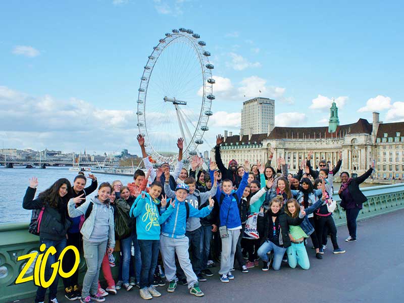groupe de jeunes posant devant le london eye