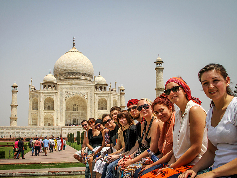 groupe de jeunes devant le Taj Mahal