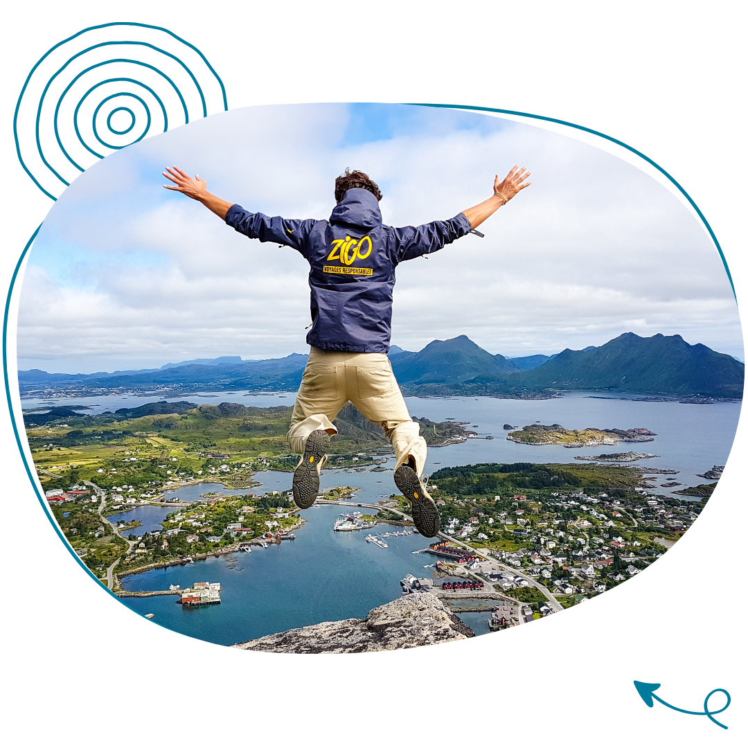 animateur de colonie de vacances zigotours qui sautent devant un panorama de scandinavie