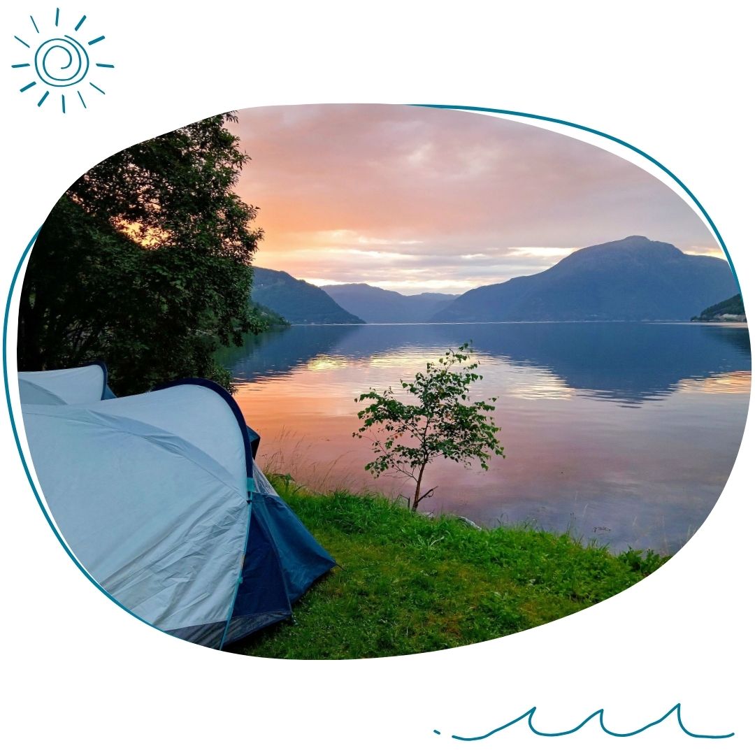 bivouac avec tente au bord de l'eau au couche du soleil durant une colonie de vacances zigotours