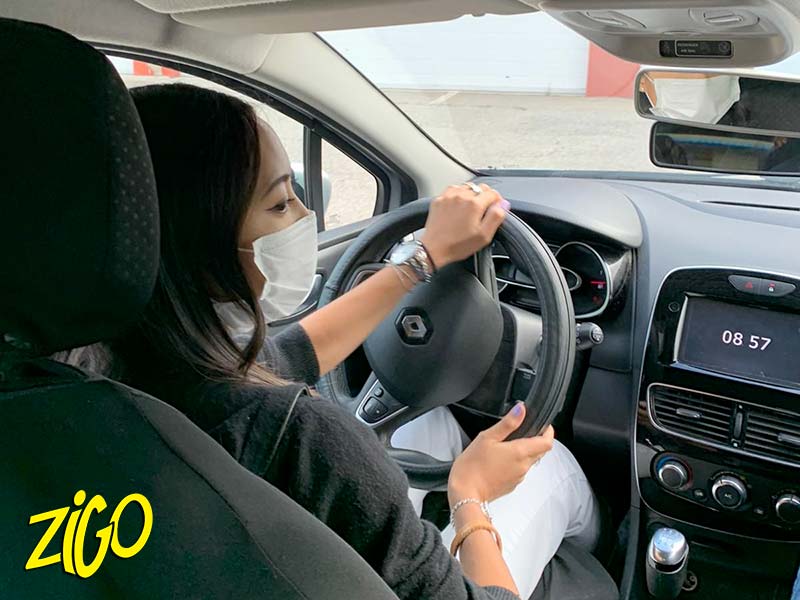 jeune fille au volant