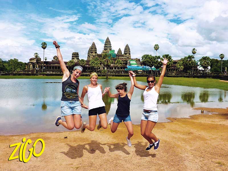 Des jeunes sautent devant les temples d'Angkor