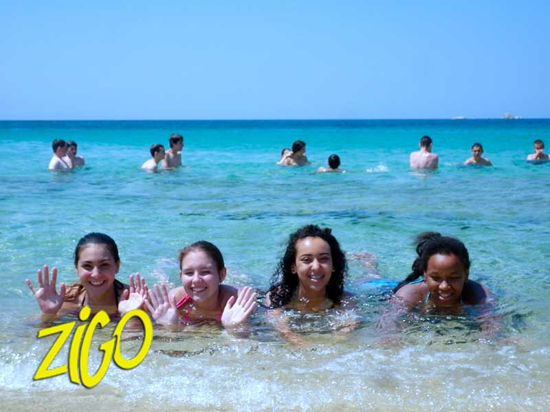des jeunes se baignant dans la mer
