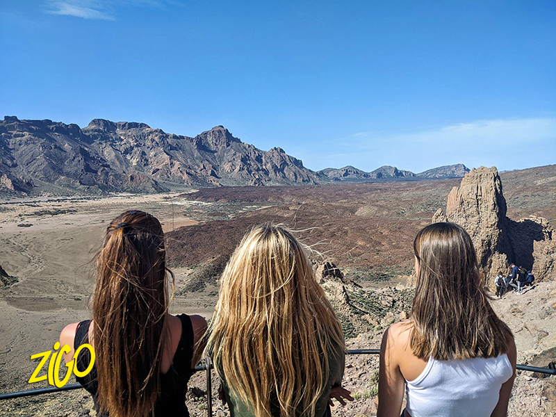 3 filles devant paysage canaries