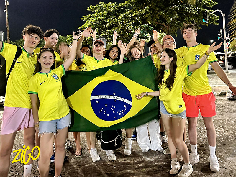 groupe de jeunes avec drapeau du bresil