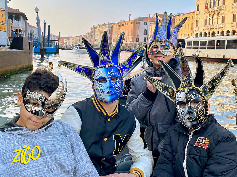 jeunes avec leurs masques dans une gondole