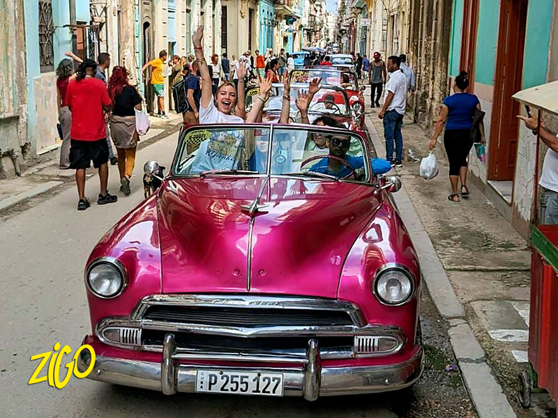 jeunes dans une cadillac