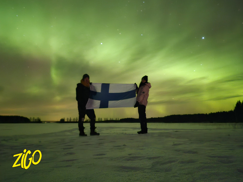drapeau finlande devant aurores boreales