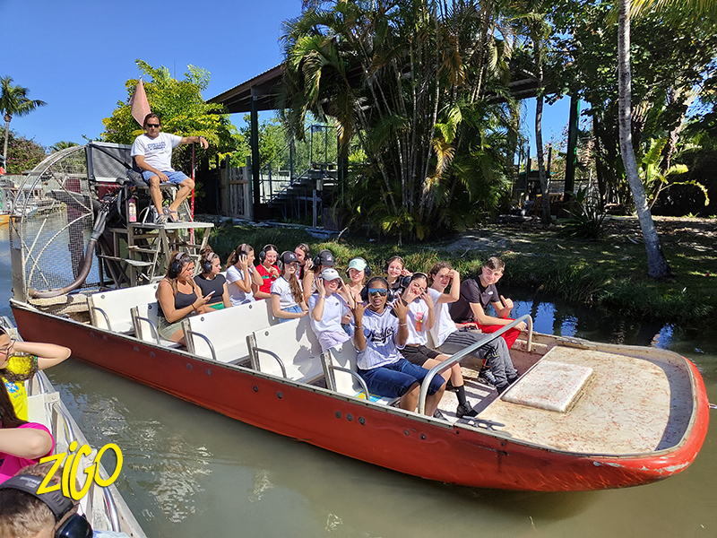 jeunes dans un aeroglisseur