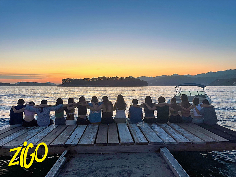 jeunes de dos coucher du soleil