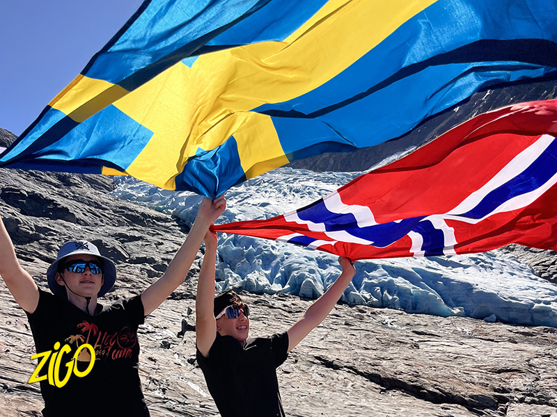 drapeau suede norvege devant glacier