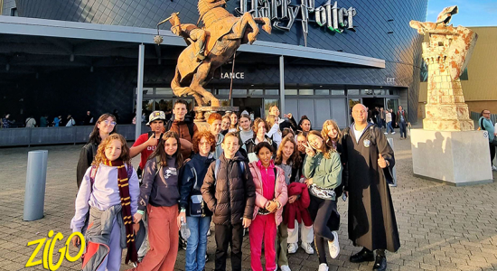 groupes de jeunes posant devant le studio Harry Potter
