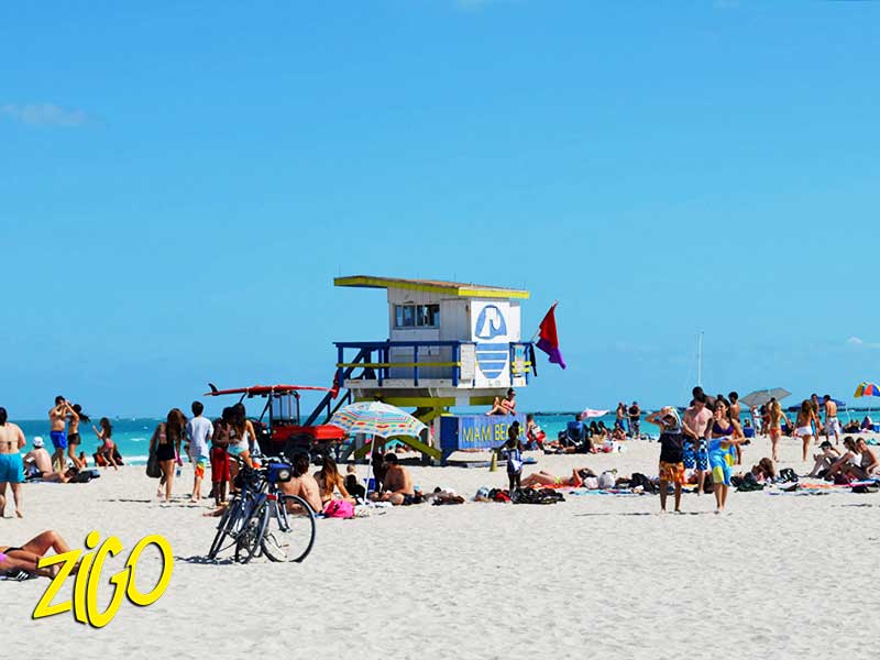 plage avec un poste de garde