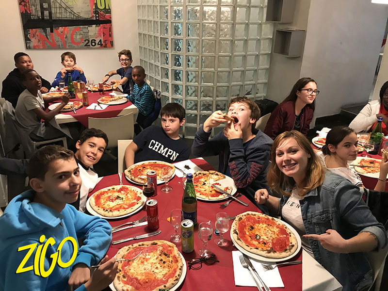 groupe de jeunes qui mange des pizzas