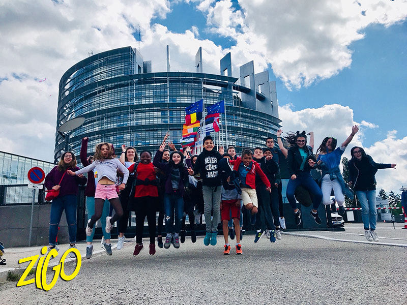 Jeunes devant le Parlement Européen
