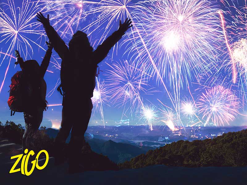 feu d'artifice entre les montagnes