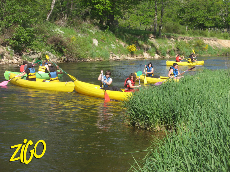 groupe de jeunes en canoé