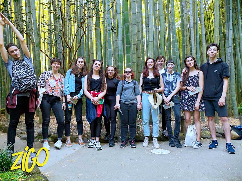 un groupe de jeunes devant des bambous