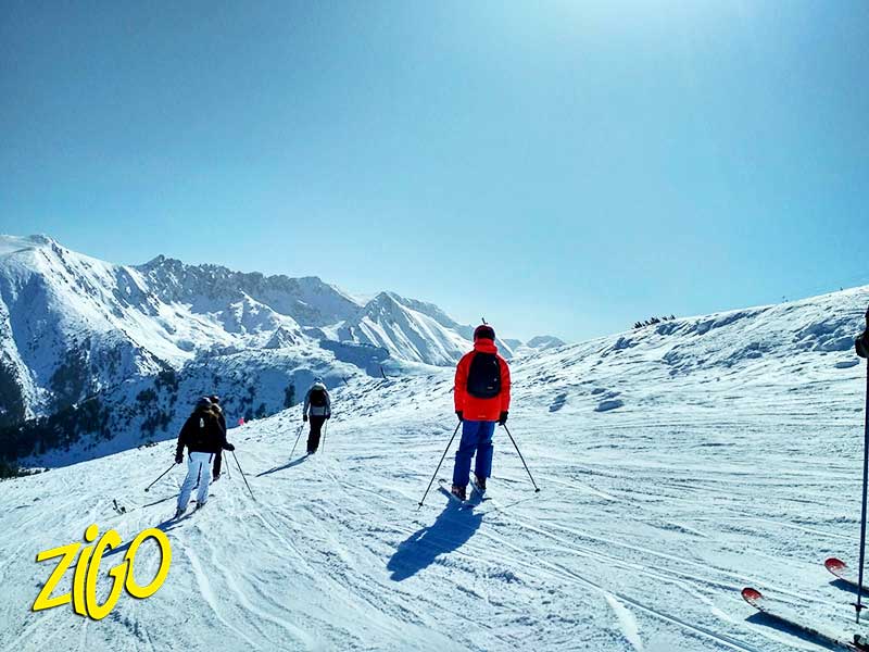 un groupe de jeunes dévalant une piste sur leurs skis