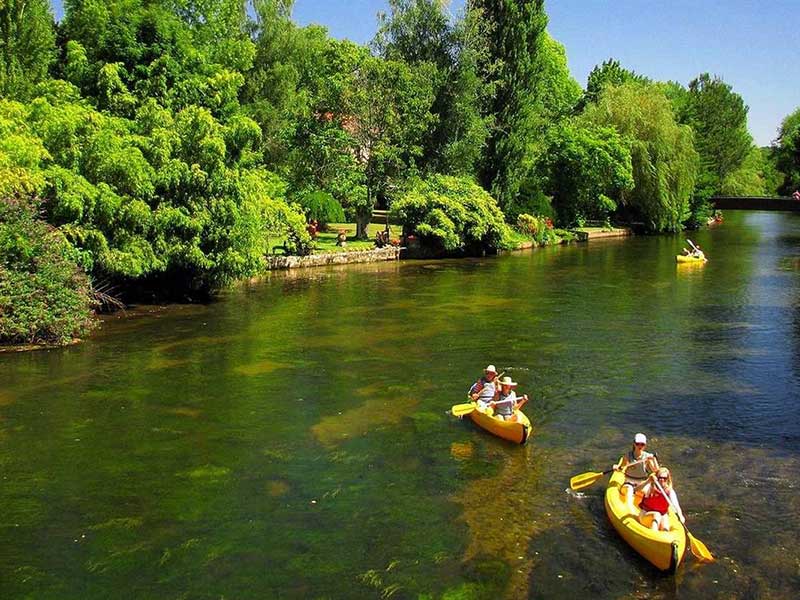 deux kayak sur une rivière en pleine nature