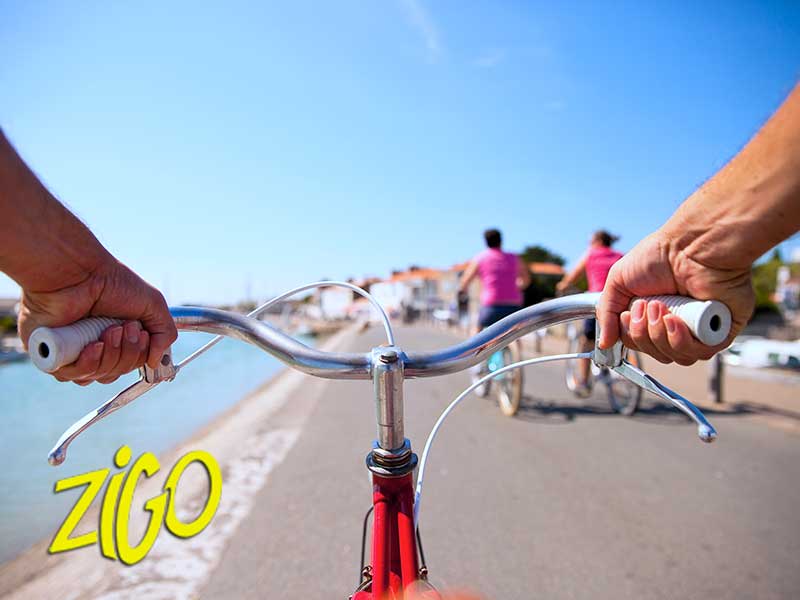 Gros plan sur le guidon d'un velo sur une piste cyclable