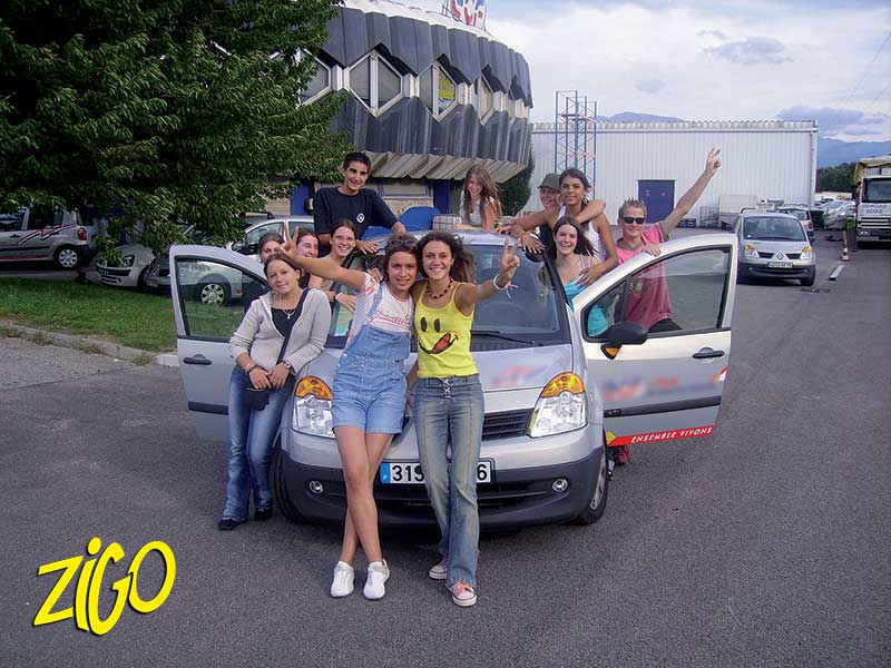 groupe de jeunes devant un véhicule