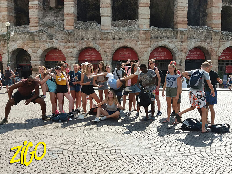 Rome - jeunes devant le Colisé