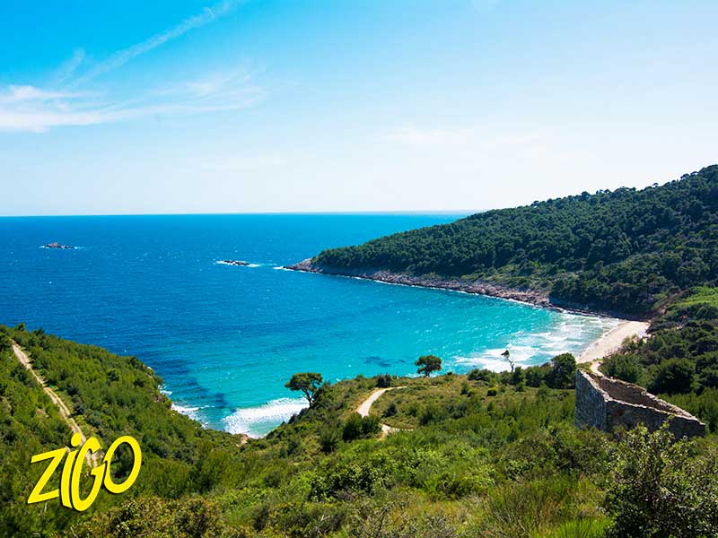 plage cachée dans la montagne