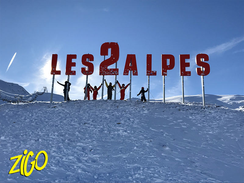 groupe de jeunes en dessous des deux alpes