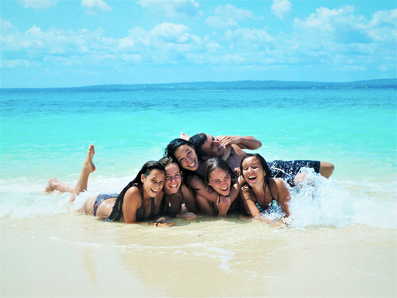 groupe de jeunes sur la plage de sable blanc